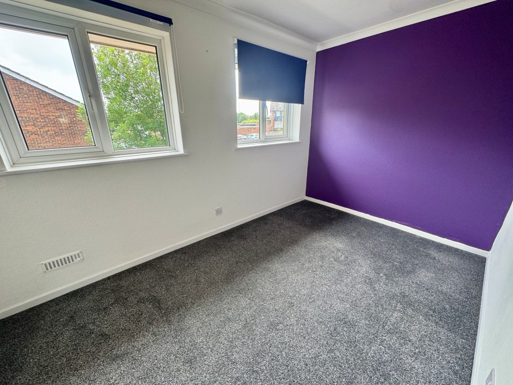 Lot: 124 - TWO-BEDROOM TERRACE HOUSE IN POPULAR LOCATION - Rear bedroom